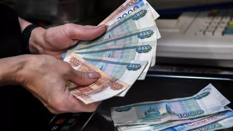 Меньше наличных, больше юаней: как россияне выводят деньги за рубеж